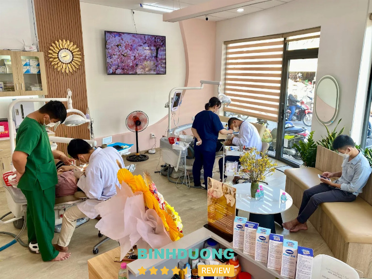 Nha khoa Nhà Đỏ lái thiêu thuận an có trang thiết bị tiến tiến, giúp qua trình làm răng dễ dàng nhanh chóng hơn.