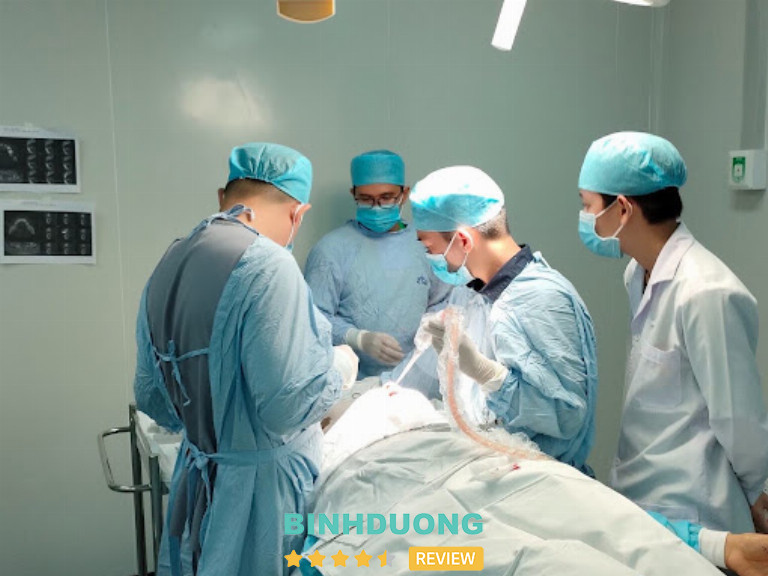 Bác sĩ kiểm soát đau khi đặt Implant, sau phẫu thuật có thể ê hoặc sưng nhẹ