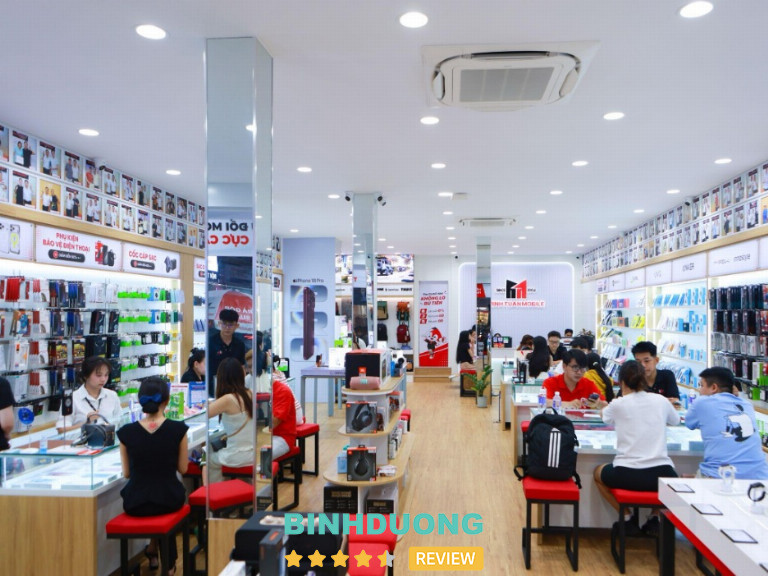 khu trưng bày iPhone bên trong cửa hàng Minh Tuấn Mobile